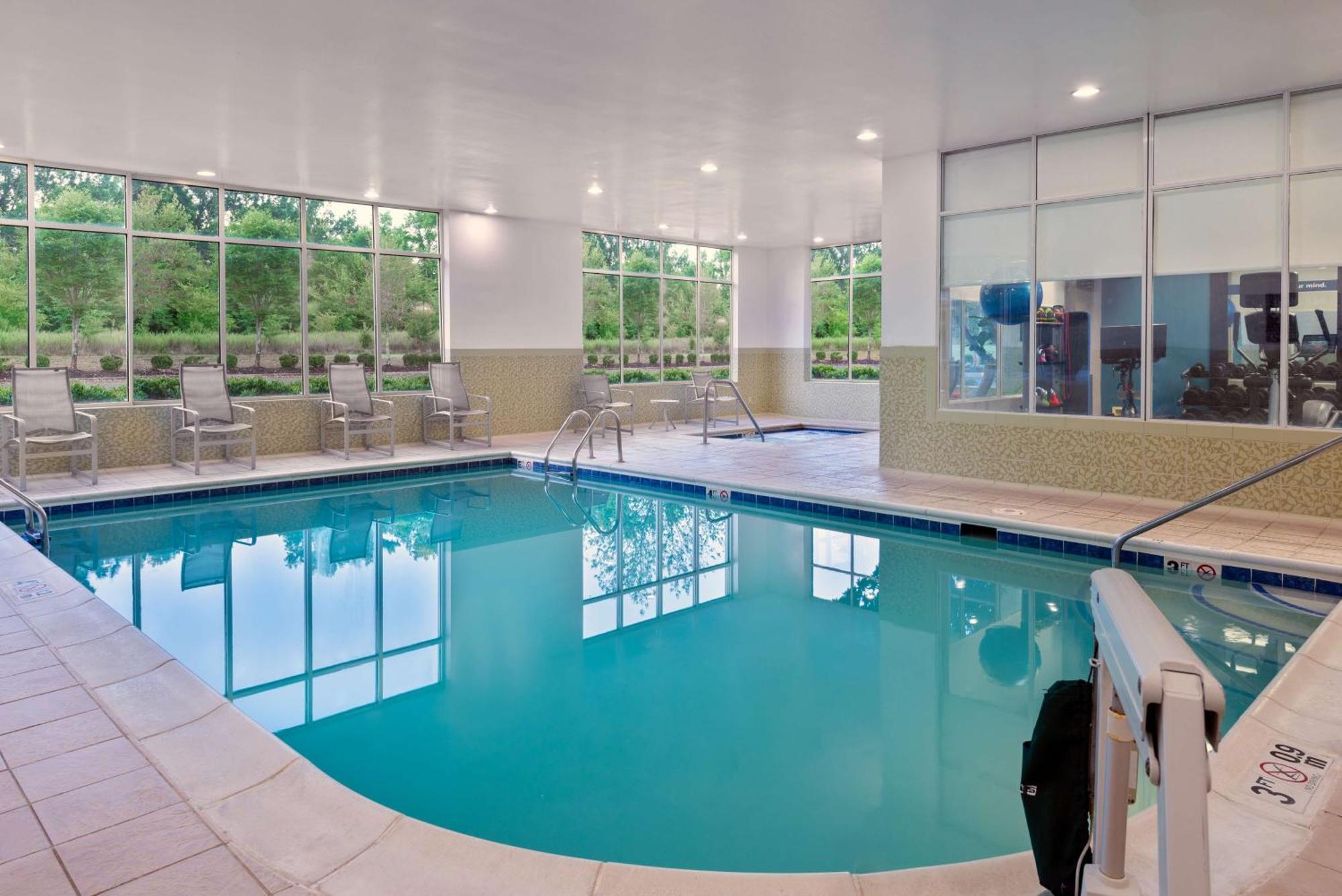 Hampton Inn Petersburg - Southpark Mall Колоніал-Гайтс Екстер'єр фото
